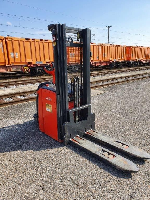 gebrauchter, schwarz-roter Niederhubwagen vor Lagerhalle in Oberösterreich